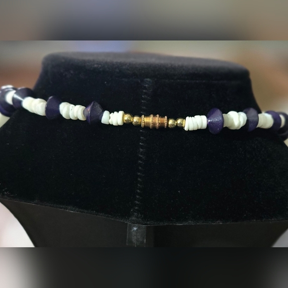 🦋 Chic Purple and Cream Necklace with Intricate Design - Picture 2 of 2